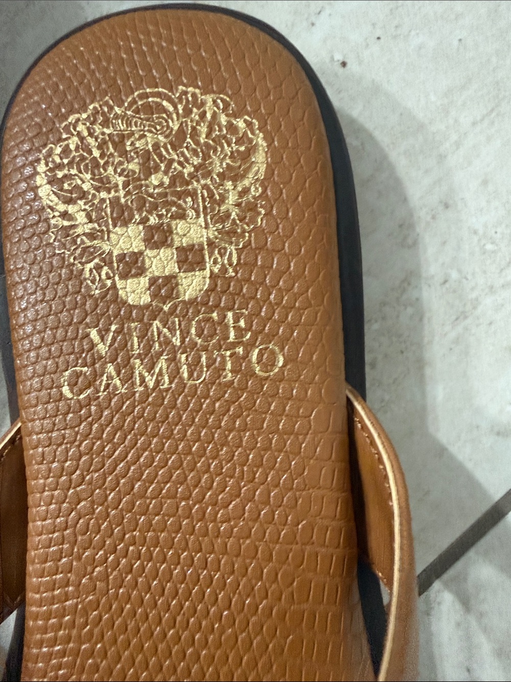 Vince Camuto Tan Leather Flip Flop Sandals with Gold Accent size 7.5 or 38 - Picture 6 of 7
